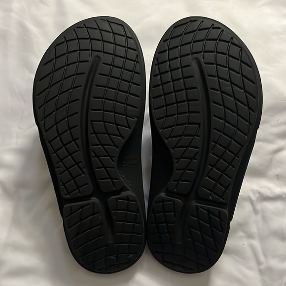 Oofos Velcro slides - Picture 2 of 2